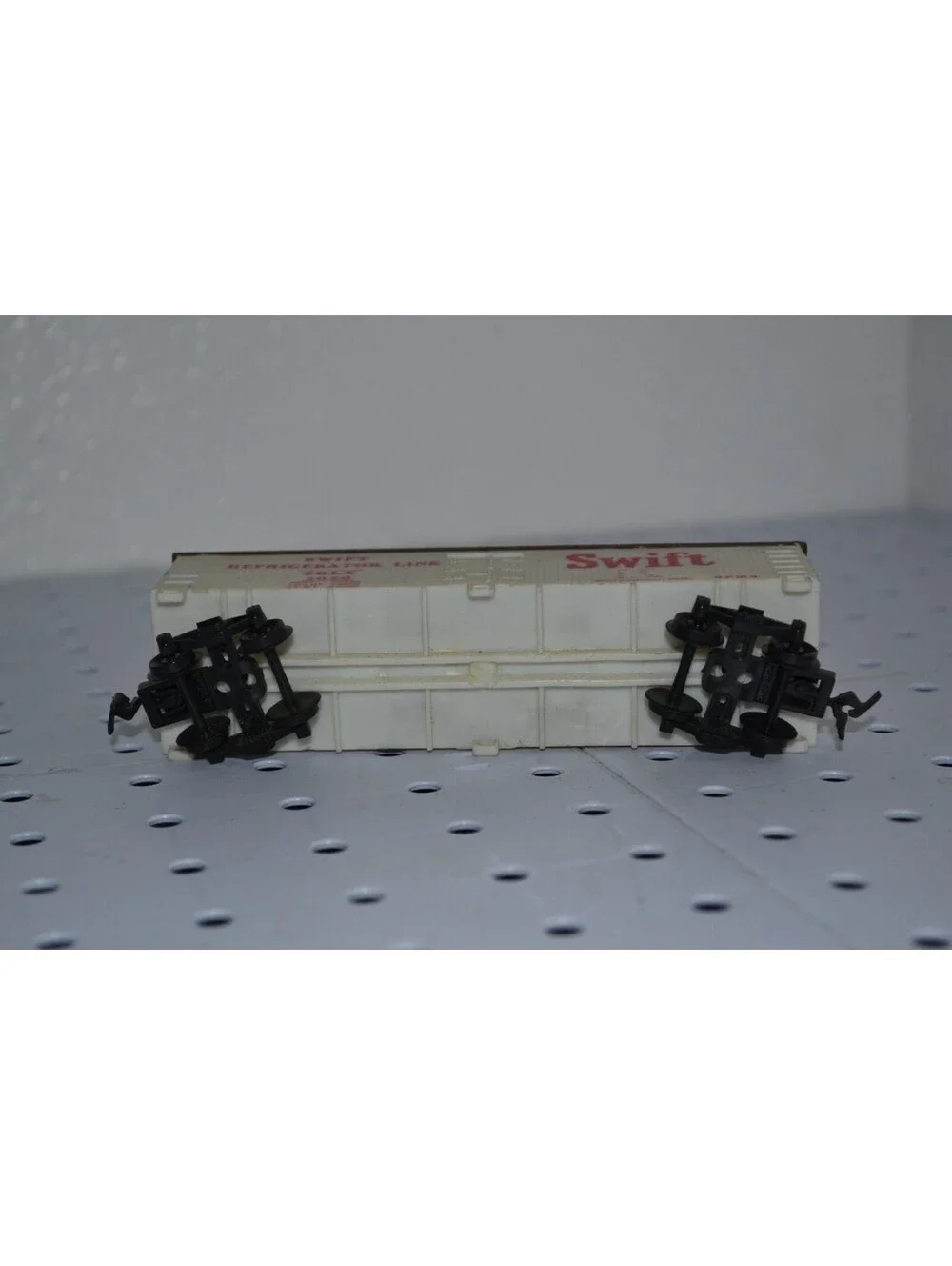 HO Train Lot of 2 Tyco Swift Refrigerator Car & Bachmann Santa Fe Wood Stock Car